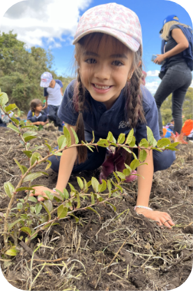 niña jugando con tierra