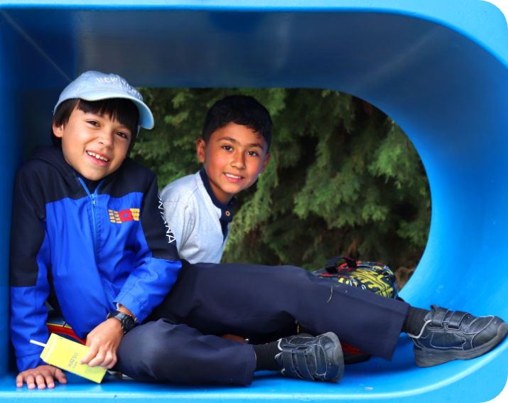 niños jugando colegio