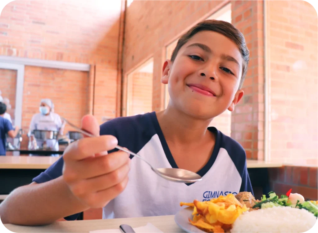 niño desayunando