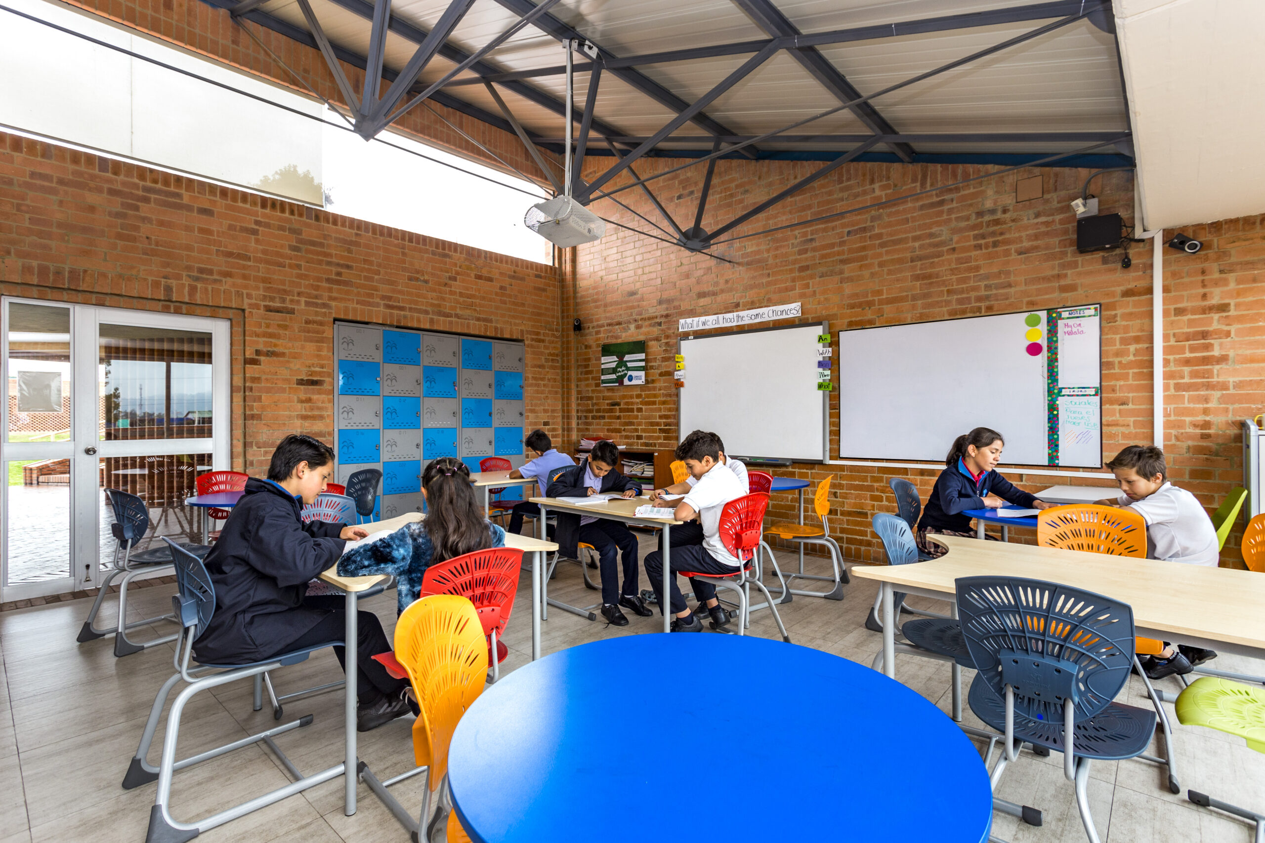 salon de clase con estudiantes