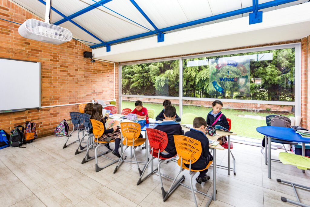 salon de clase con niños