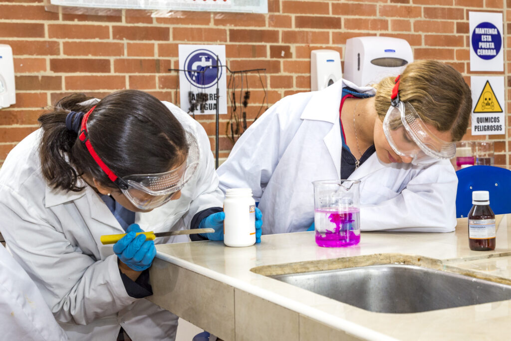 aula de clase estudiantes química