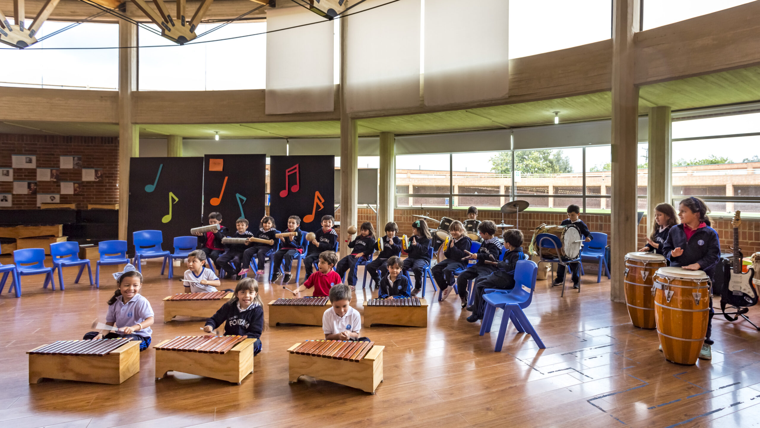 estudiantes actividad musical gimnasio fontana
