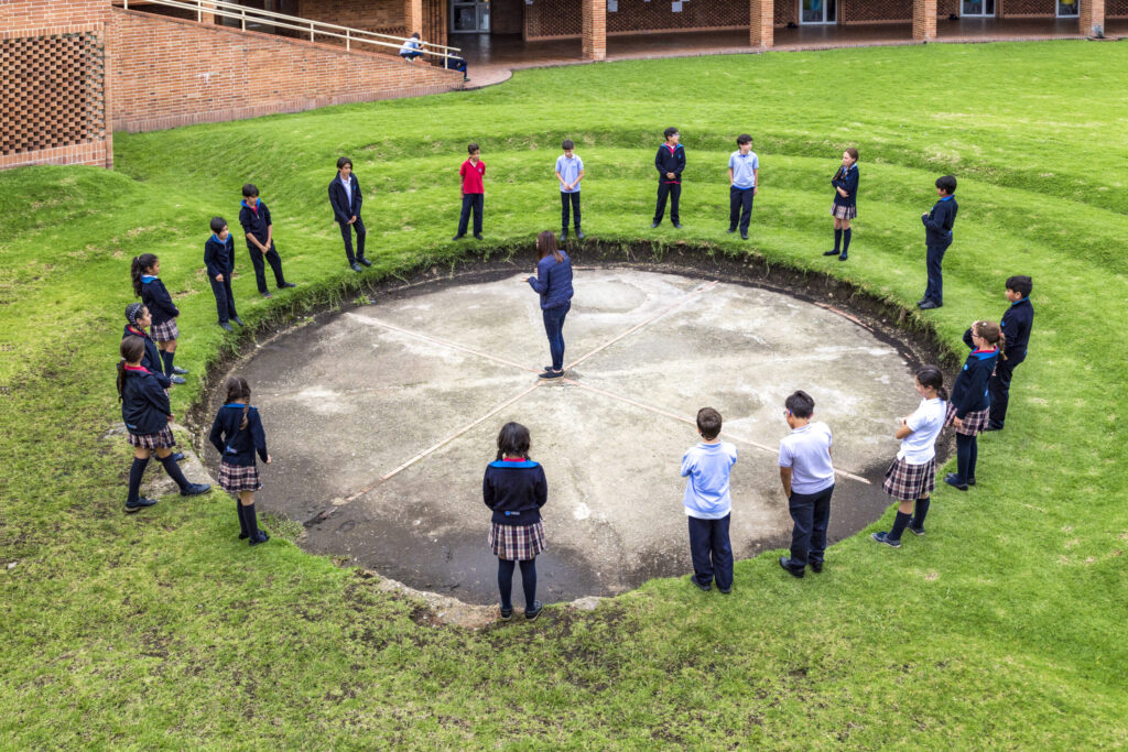 niños con docente en actividad