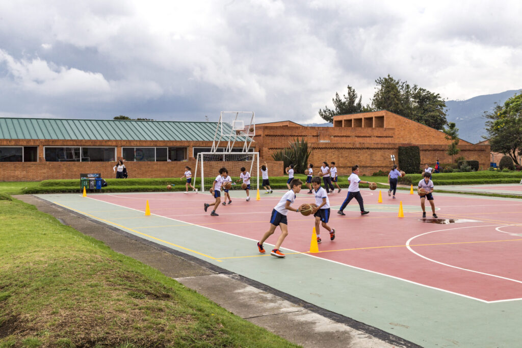 niños jugando baloncesto